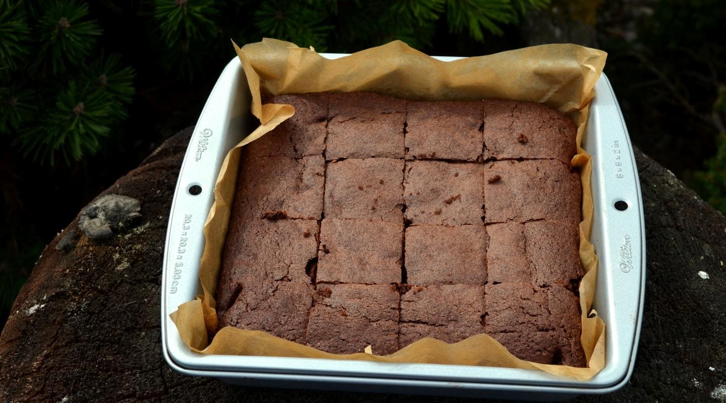 Brownies recept – nakrájené čokoládové brownies ve formě 20 × 20 cm