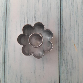 Vykrajovátko na perníčky kytička s kolečkem 3,8 cm