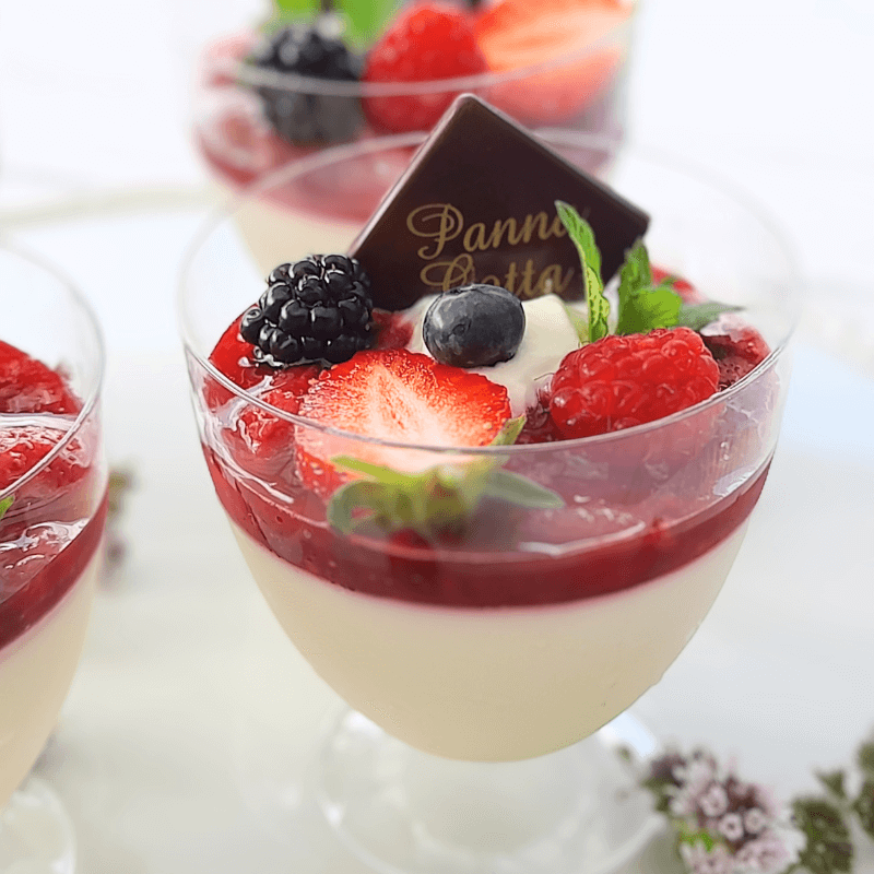 panna cotta v kelímku s ovocem